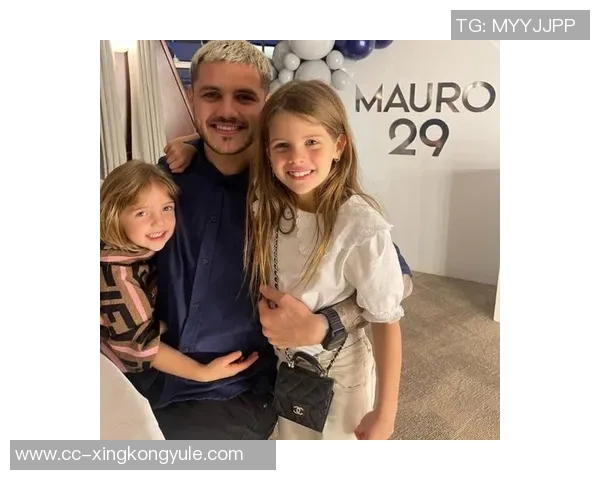 妻子社交媒体分享与库尔图瓦游戏夜照片展现休闲时光的乐趣 妻子社交媒体分享与库尔图瓦游戏夜照片展现休闲时光的乐趣