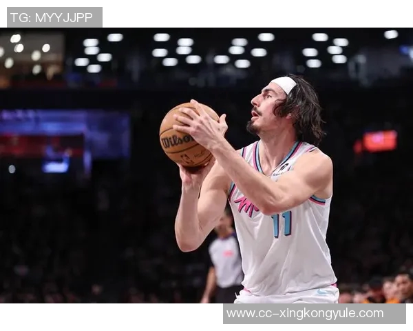 热火记者报道哈克斯左脚踝扭伤球队明日将决定他的出战状态