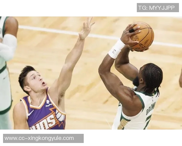 杰伦布朗半场火力全开15投10中狂砍24分3篮板3助攻展现超强实力